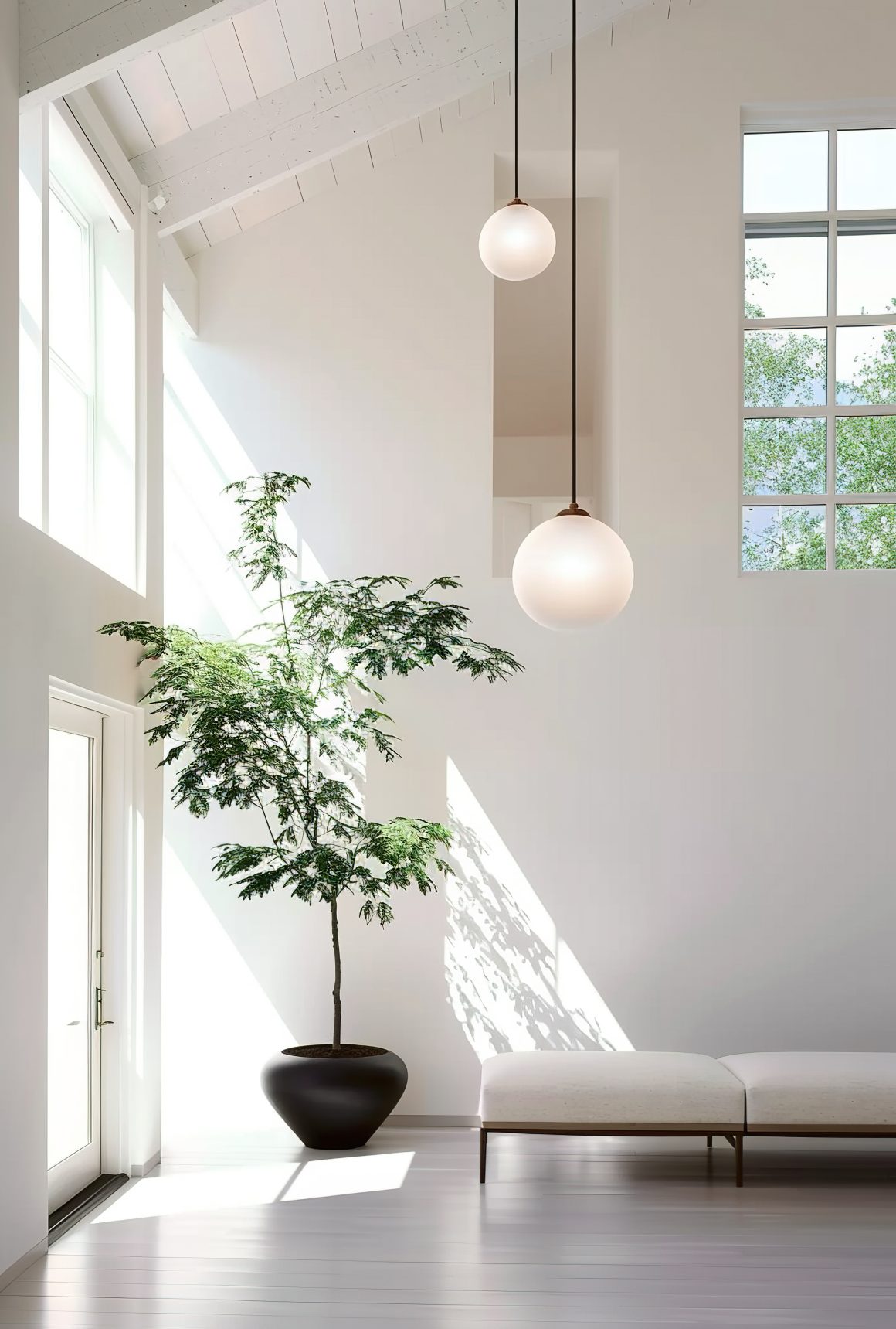 Intérieur minimaliste et lumineux avec haute baie, plantes, suspension sphérique et banquette