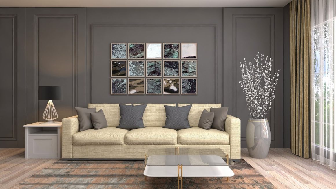 Salon élégant avec canapé beige, murs anthracite, tableaux mosaïque, lampe moderne et grande jarre florale.