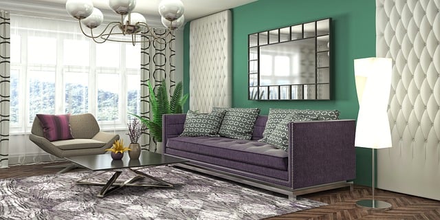 Salon avec mur vert émeraude, canape violet, tapis, fauteuils,, miroir carré, lampe torche et plantes
