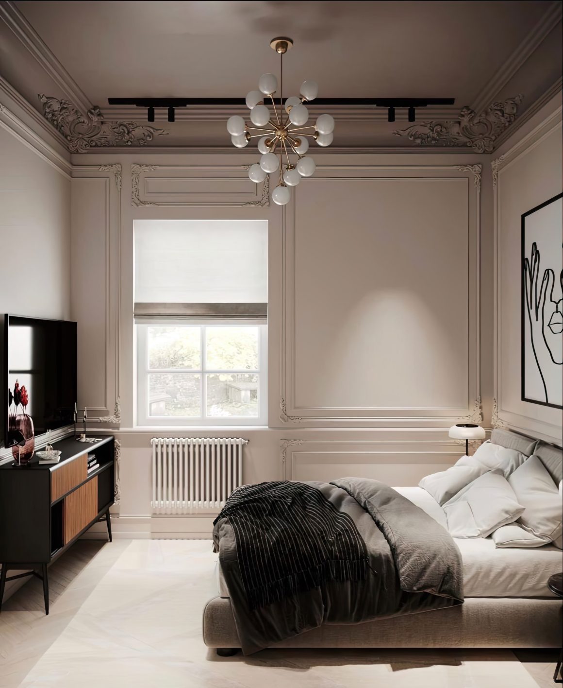 Chambre chic avec murs moulurés, plafonnier sculpté, lit, rideaux gris, TV sur meuble noir et tableau