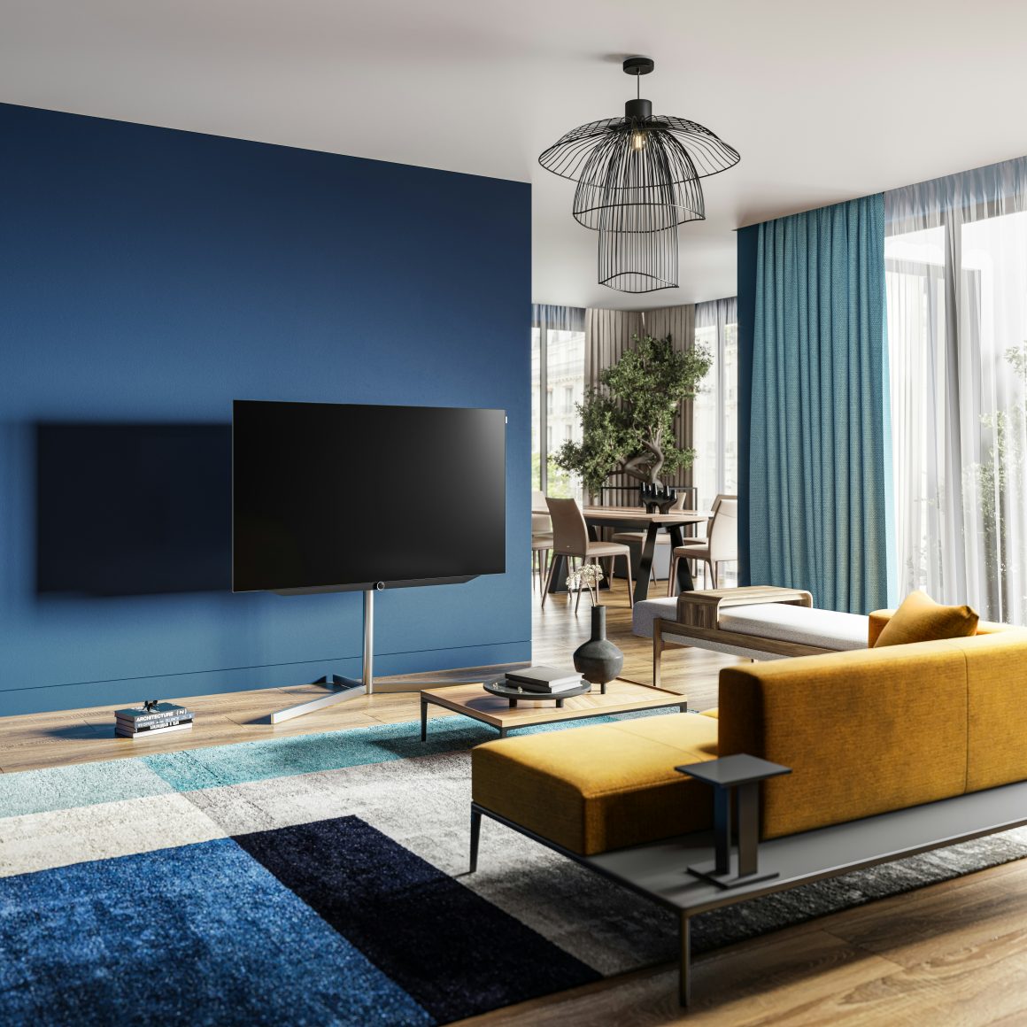 Salon ouvert avec mur bleu profond, canapé jaune, TV incurvée sur pied, tapis multicolore et plantes