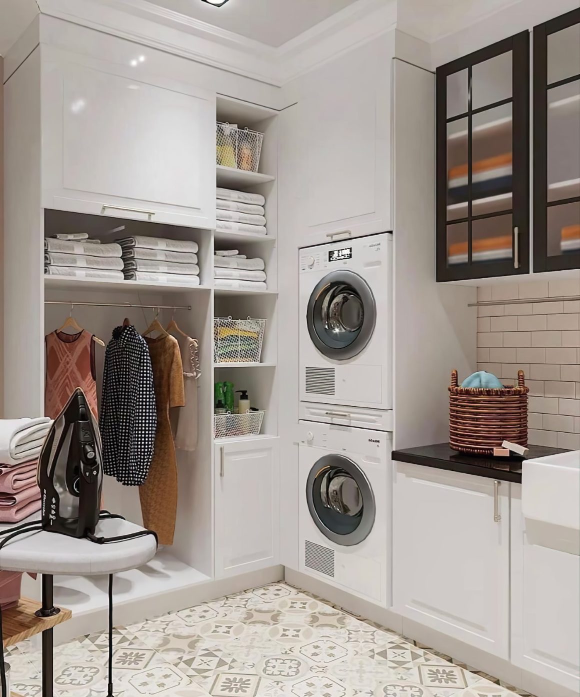 Buanderie fonctionnelle avec lave-linge, étagères, paniers, plan de travail noir et sol carrelé à motifs.
