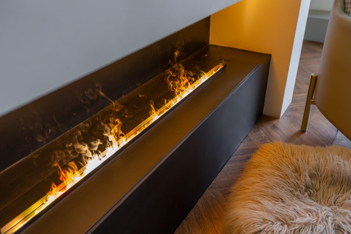 Coin cosy avec cheminée moderne encastrée avec cadre noir et tapis beige