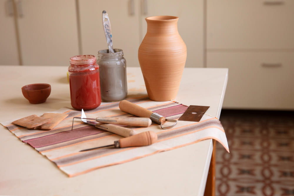 des accessoires déco couleur terracotta posés sur la table de la cuisine