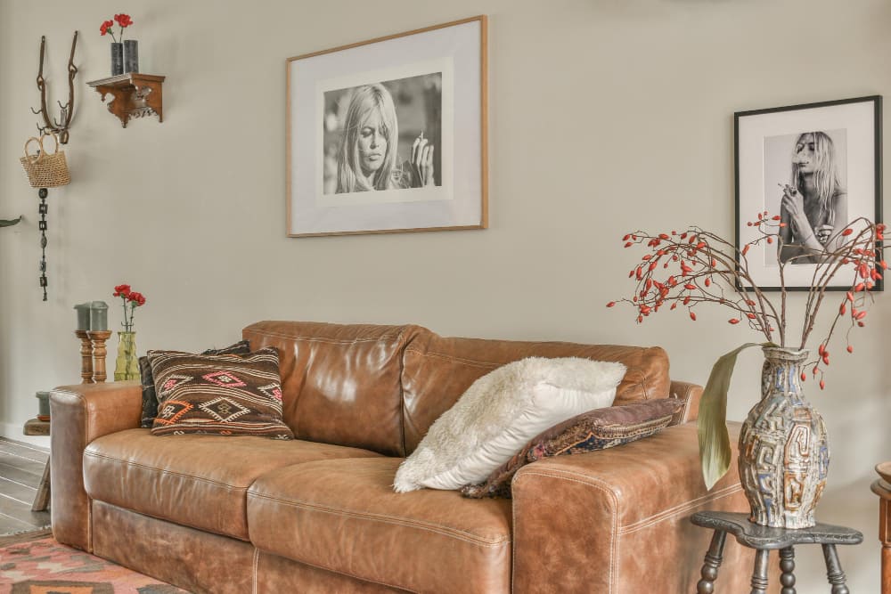 un canapé en cuir massif et confortable, dans un salon chic