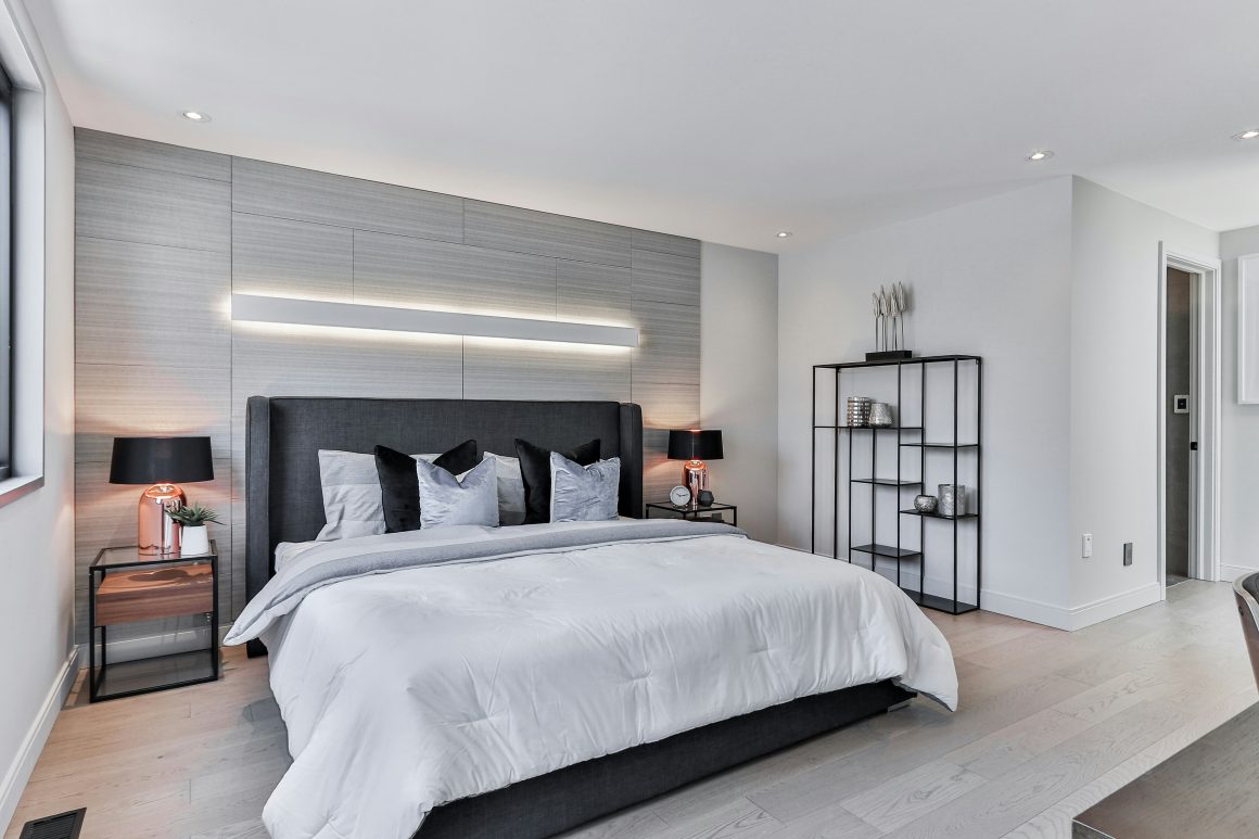 le mur derriere la tete du lit est peint en gris olus foncee que les autres murs,. Le gris peut etre facilement associe a d'autres couleurs