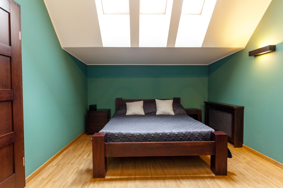 Si votre plafond est trop bas , il faut absolument le p[en une couleur claire, si l'on souhaite donner l'impression d;un plafond plus haut