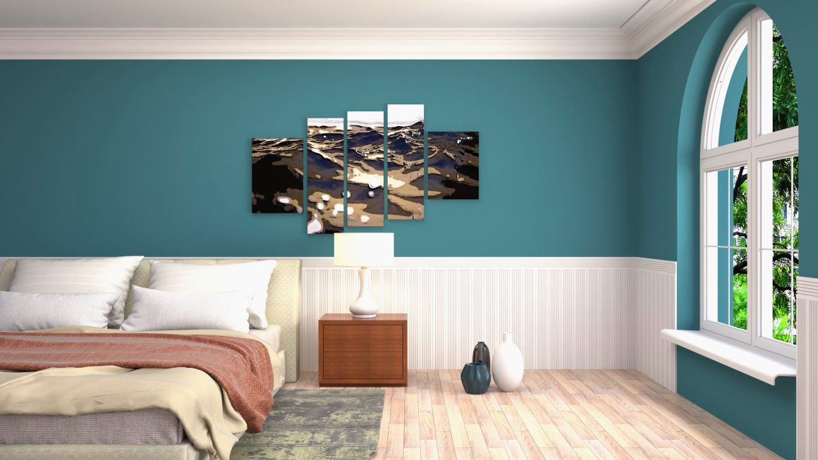 Chambre moderne avec mur bleu canard et soubassement blanc.