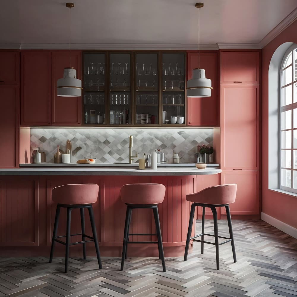 une cuisine moderne authentique dans les tons bordeaux avec du parquet chevrons au sol