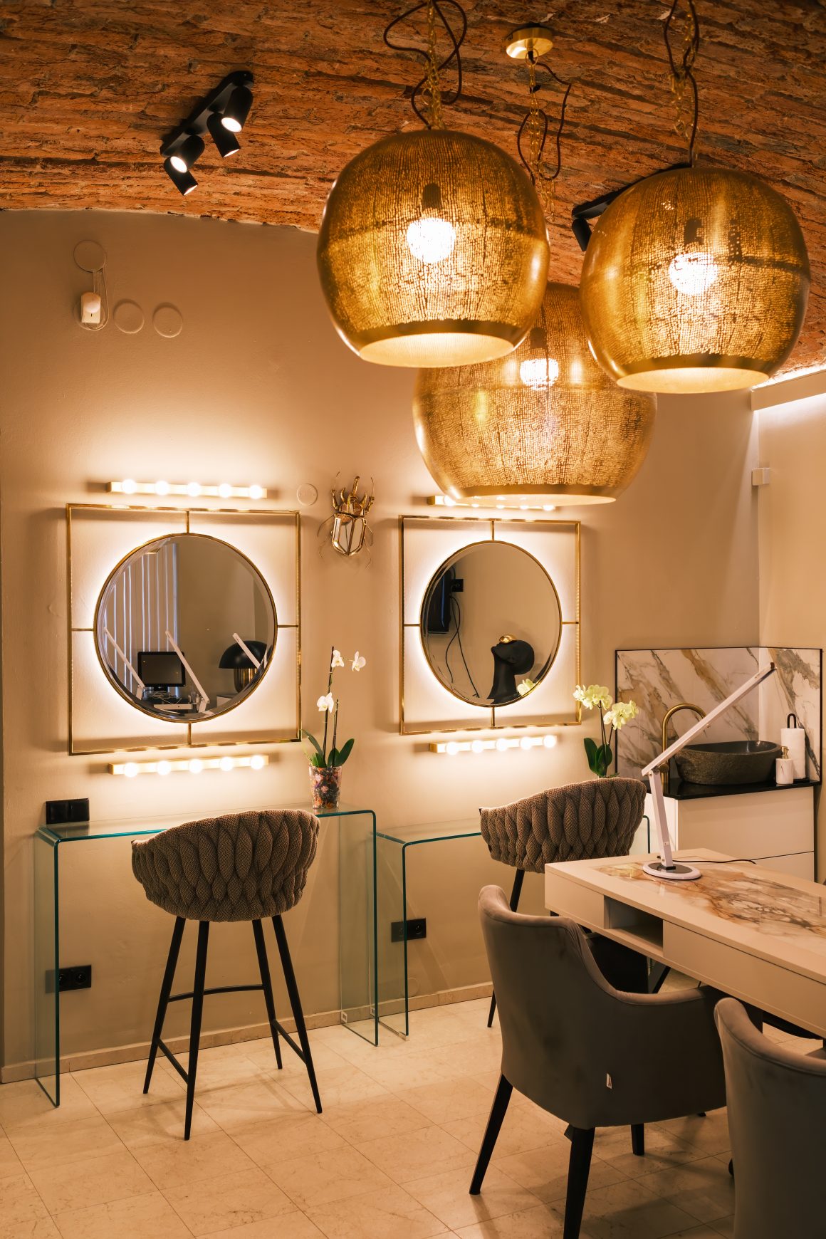 Salon de beauté élégant avec éclairage doré, miroirs ronds et fauteuils confortables