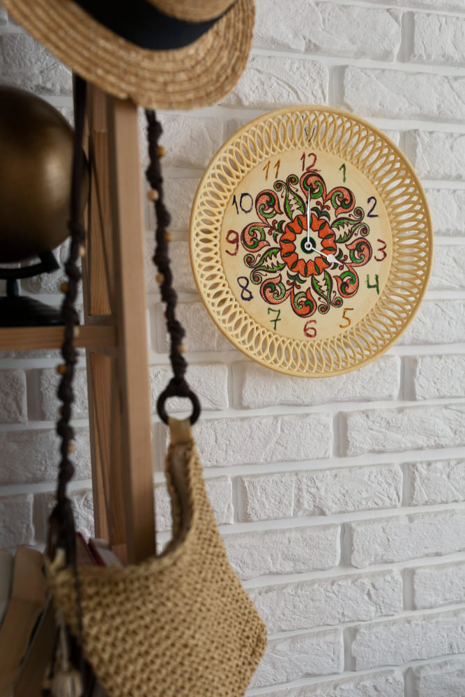 une décoration murale salon tendance, avec un panier en osier coloré artisanal transformé en horloge