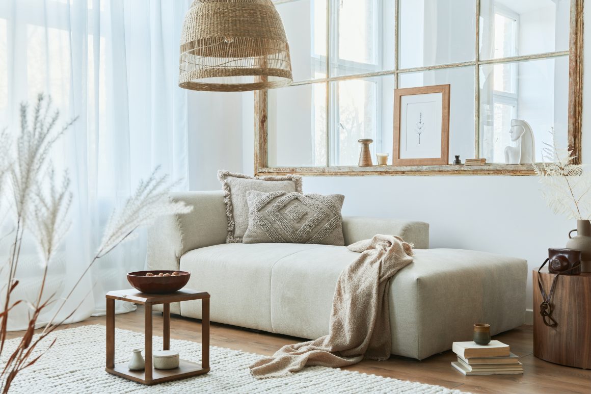 Espace lumineux avec canapé beige, suspension, tapis texturé, table basse bois et décor naturel
