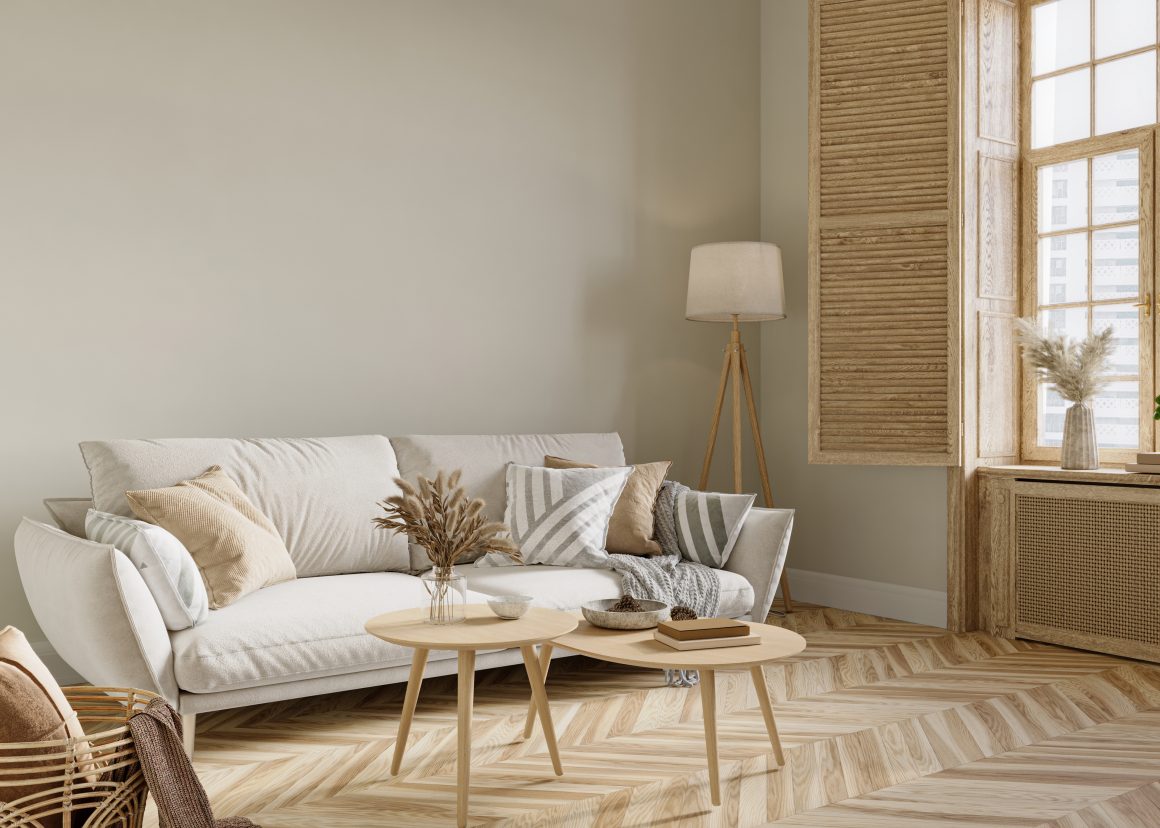 Design scandinave dans un salon incluant canapé clair, lampadaire en bois et tables gigognes rondes