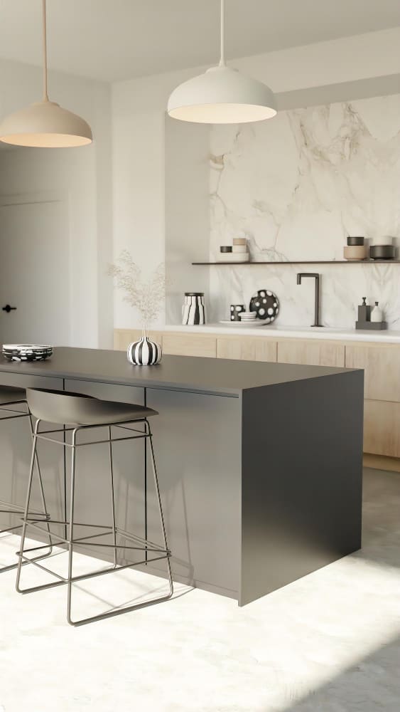 une grande cuisine avec un mur marbre et un îlot central gris perle