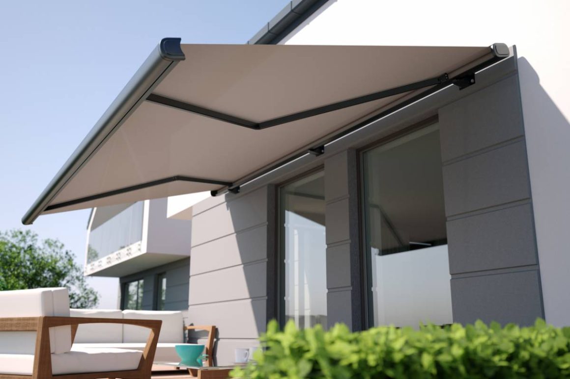Store banne rétractable moderne protégeant une terrasse ensoleillée
