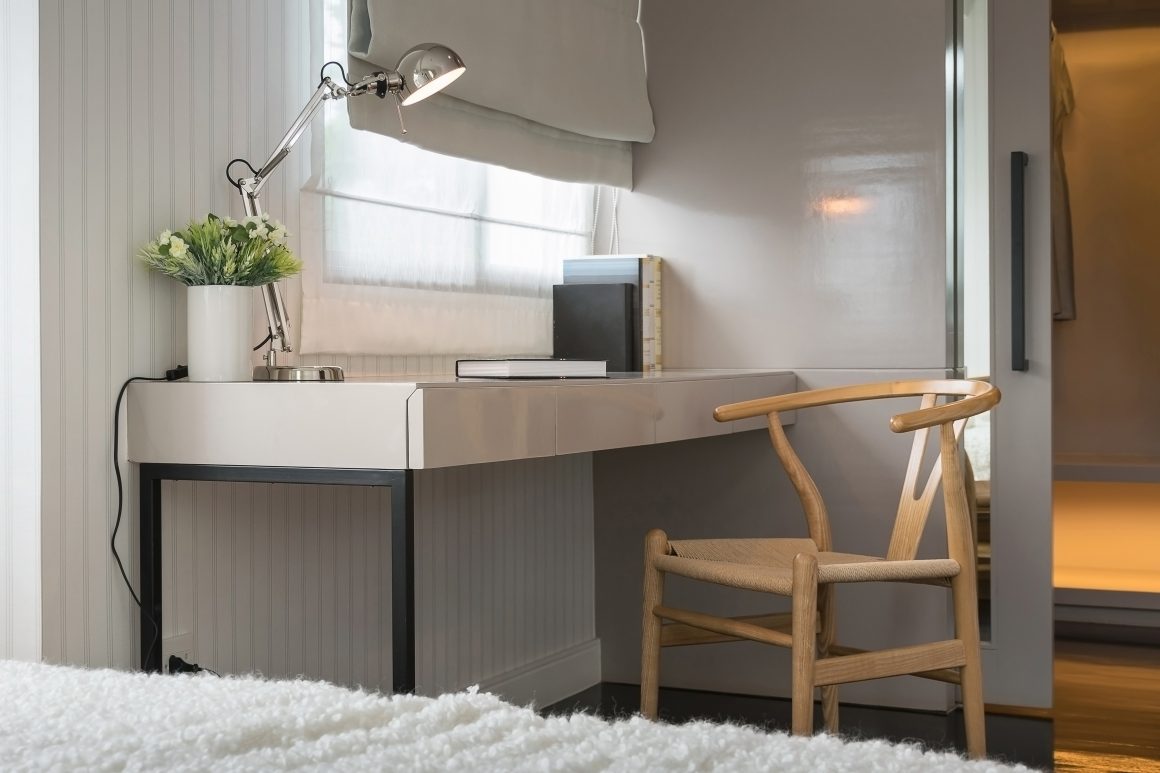 Coin bureau incluant chaise en bois, lampe métallique, plantes et livres