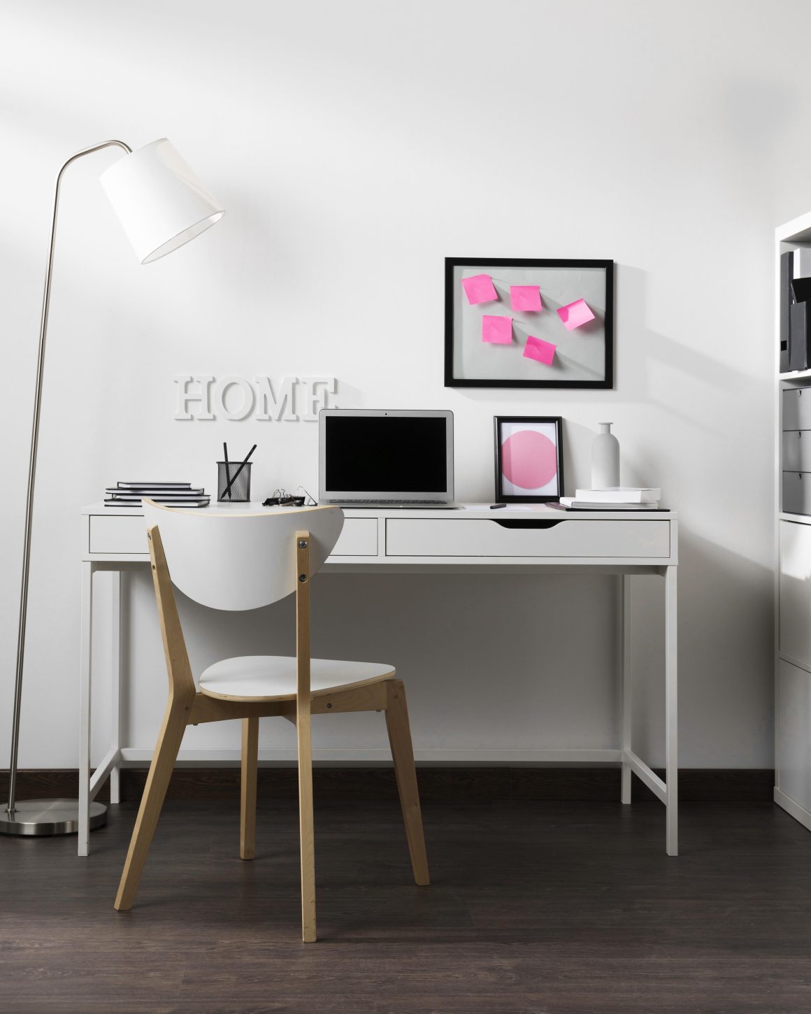 Bureau minimaliste blanc avec chaise en bois et lampadaire