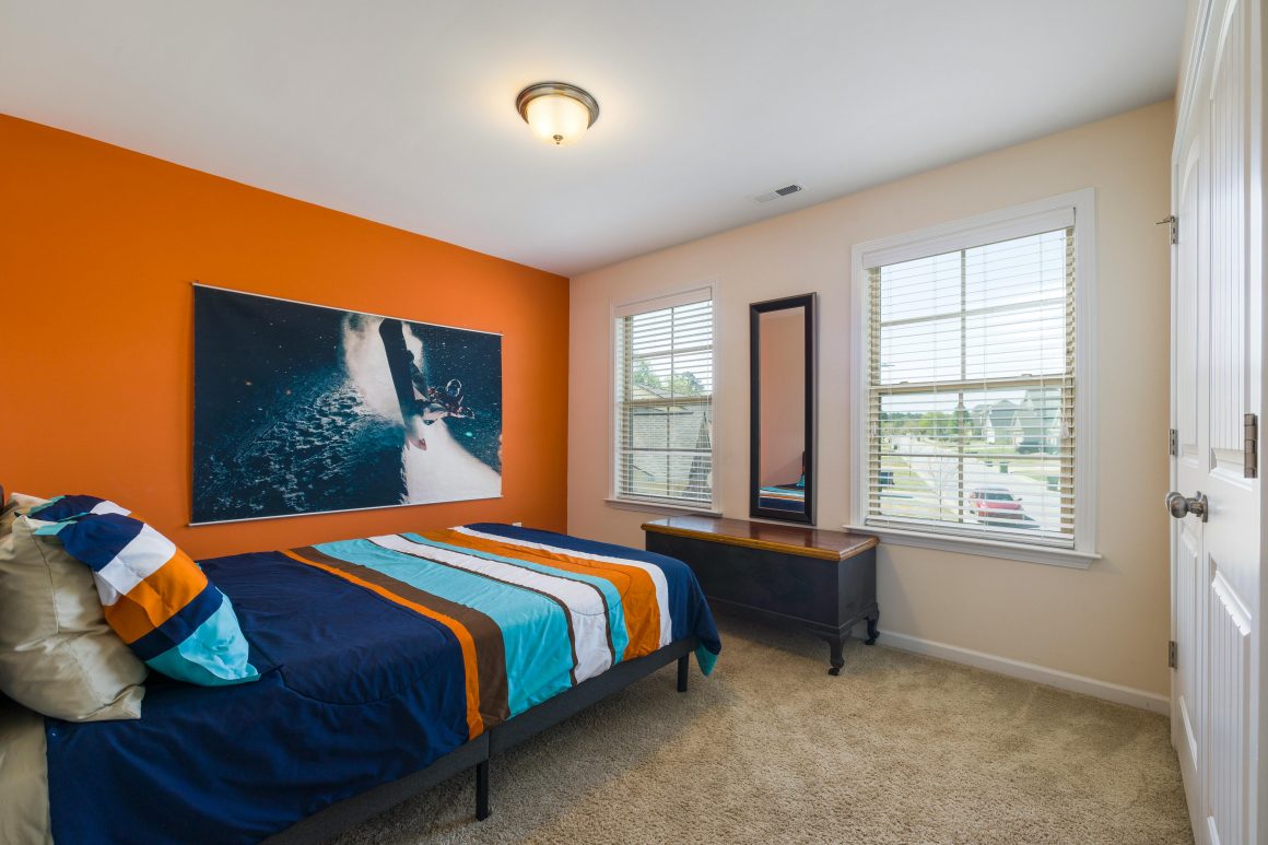 mur perpendiculaire a la fenetre peint en orange, couleur vive et non agressive preservant la luminosite