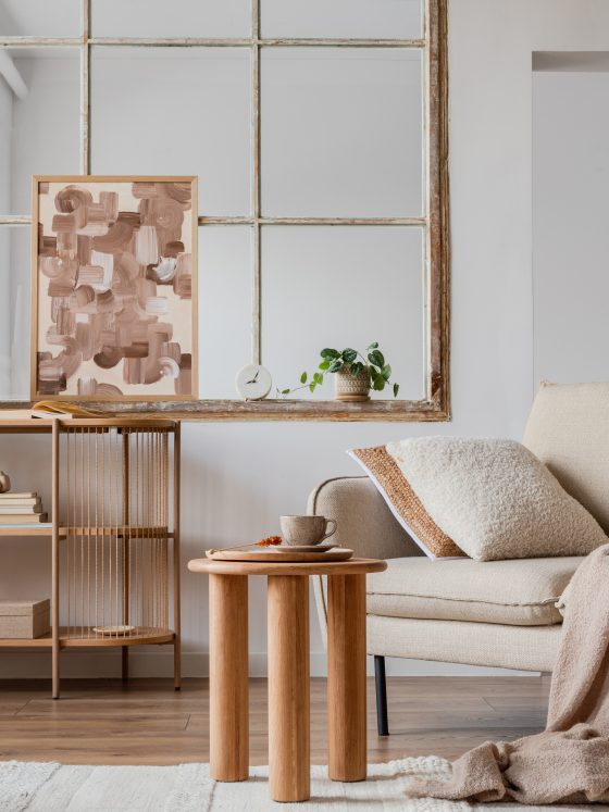 Intérieur au design scandinave avec mobilier en bois clair, lignes simples et plantes