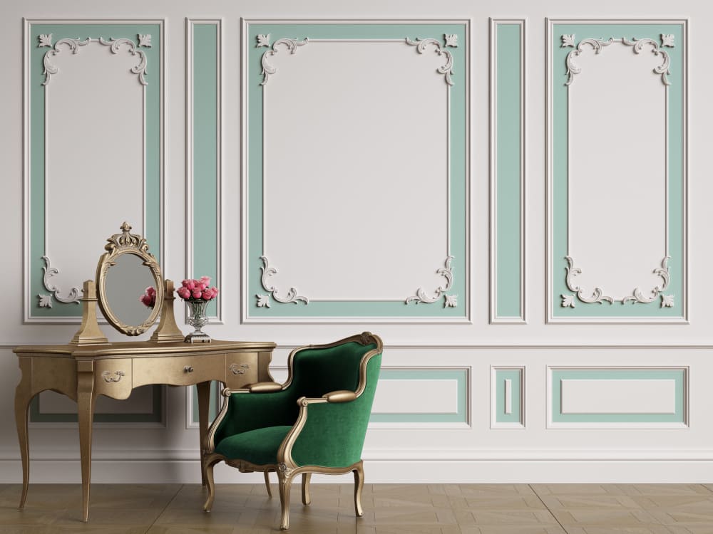 des soubassements de couleur blanc et vert clair, avec un bureau vintage et un fauteuil vert foncé