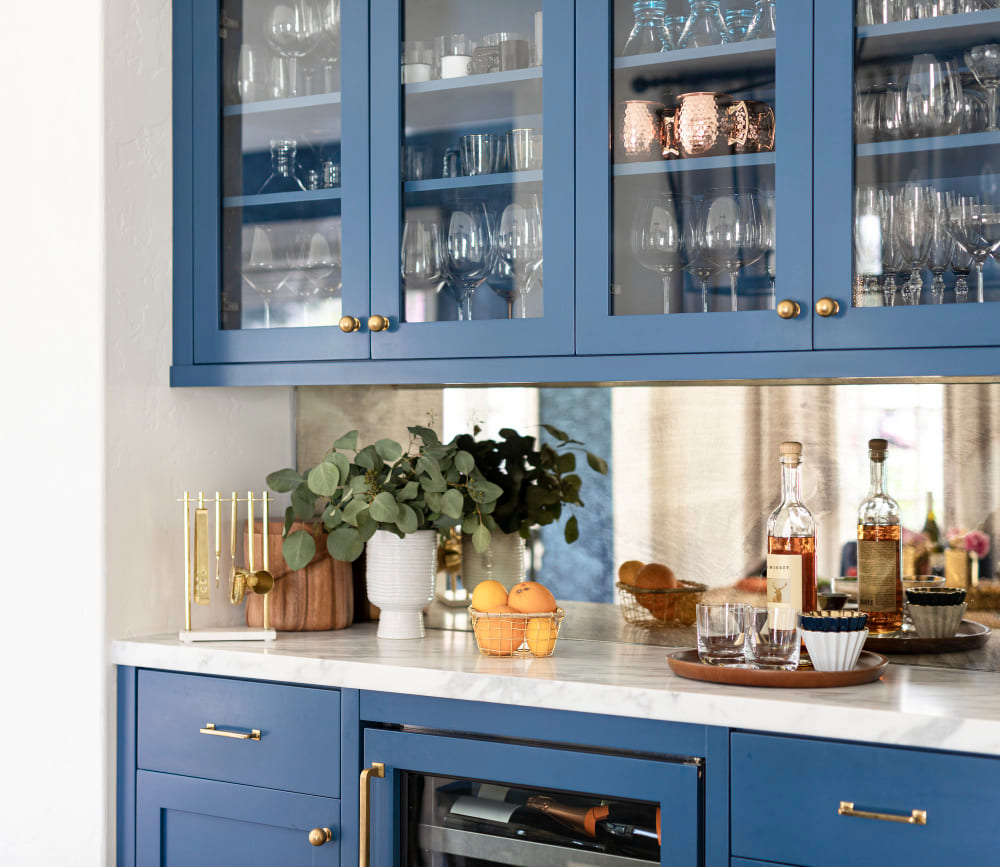 la tendance couleur mur cuisine aime le style rustique bleu pétrole, avec des pétroles aux portes vitrées et un plan de travail en marbre