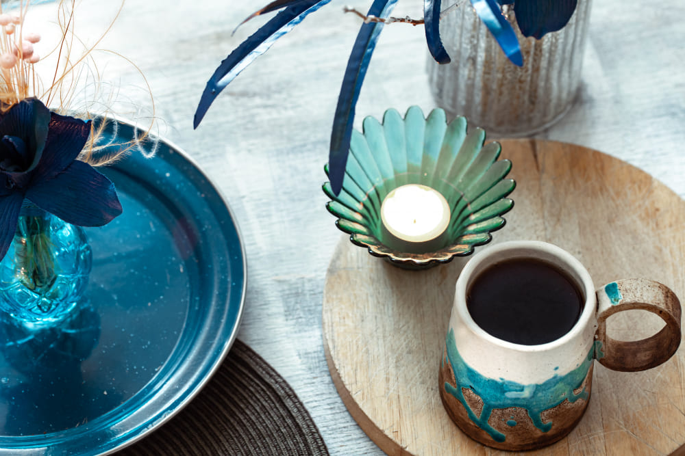 tendance déco salon avec des objets en céramique turquoise