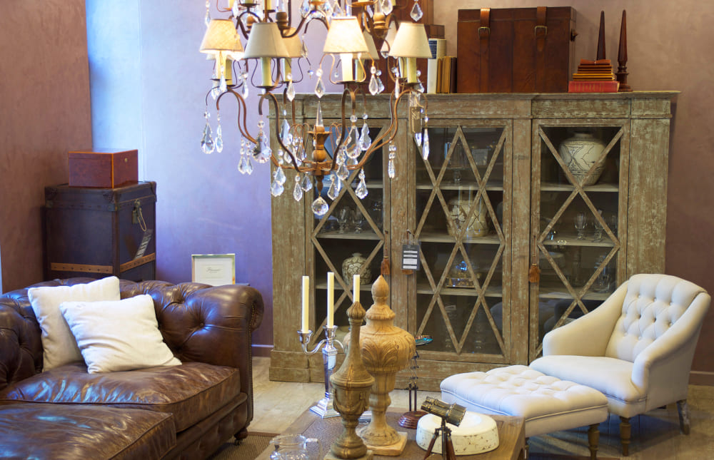 tendance déco dans le salon avec un fauteuil confortable dans le style vintage et un canapé en cuir