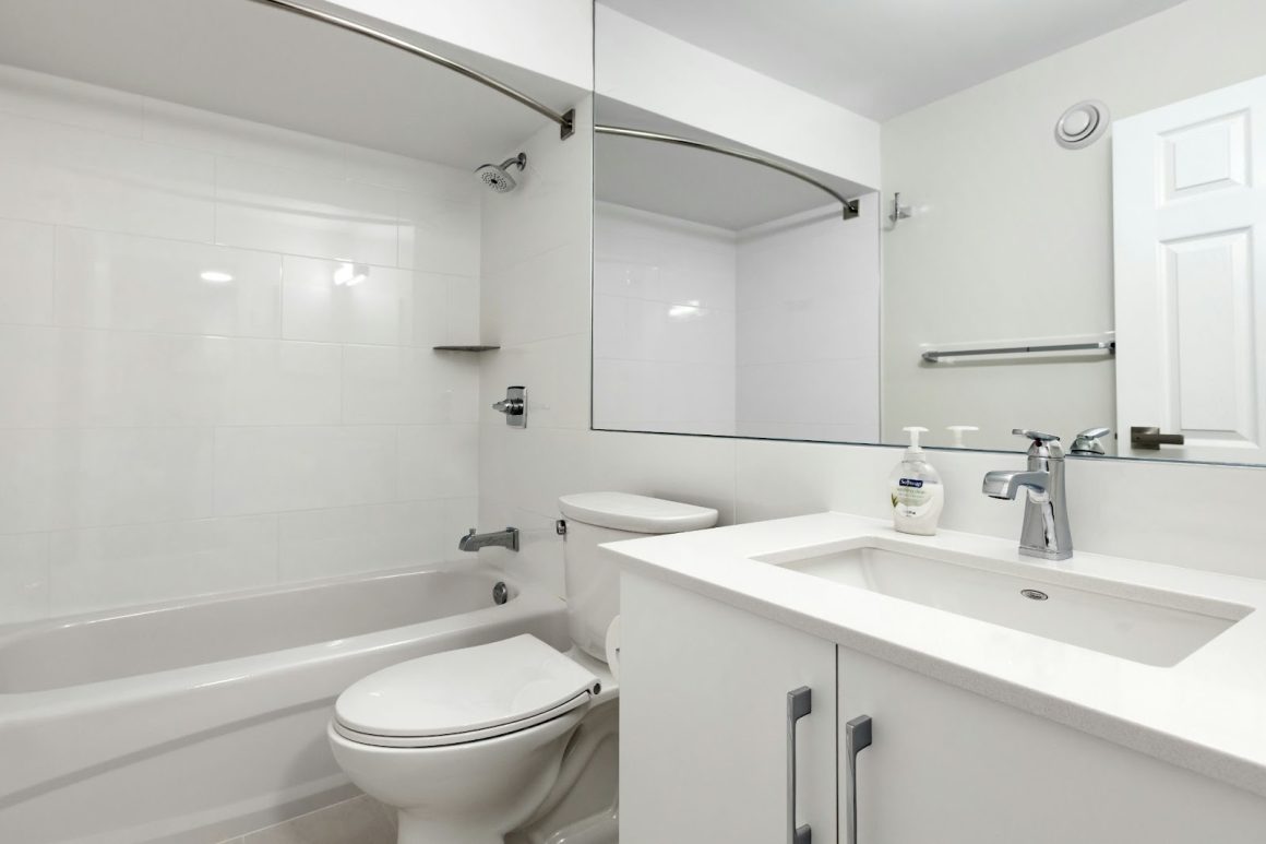 salle de bain etroite, la couleur blanche augmente sa luminosite elle parait plus large qu'en realite