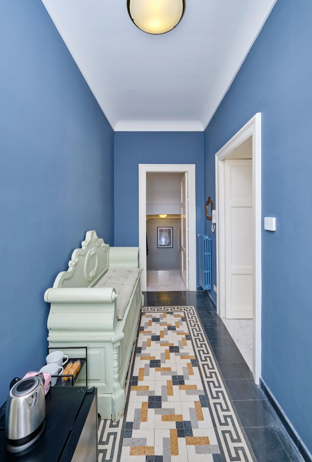 Allonger votre couloir en optant pour une couleur blanche pour le plafond et une autre foncee pour les murs