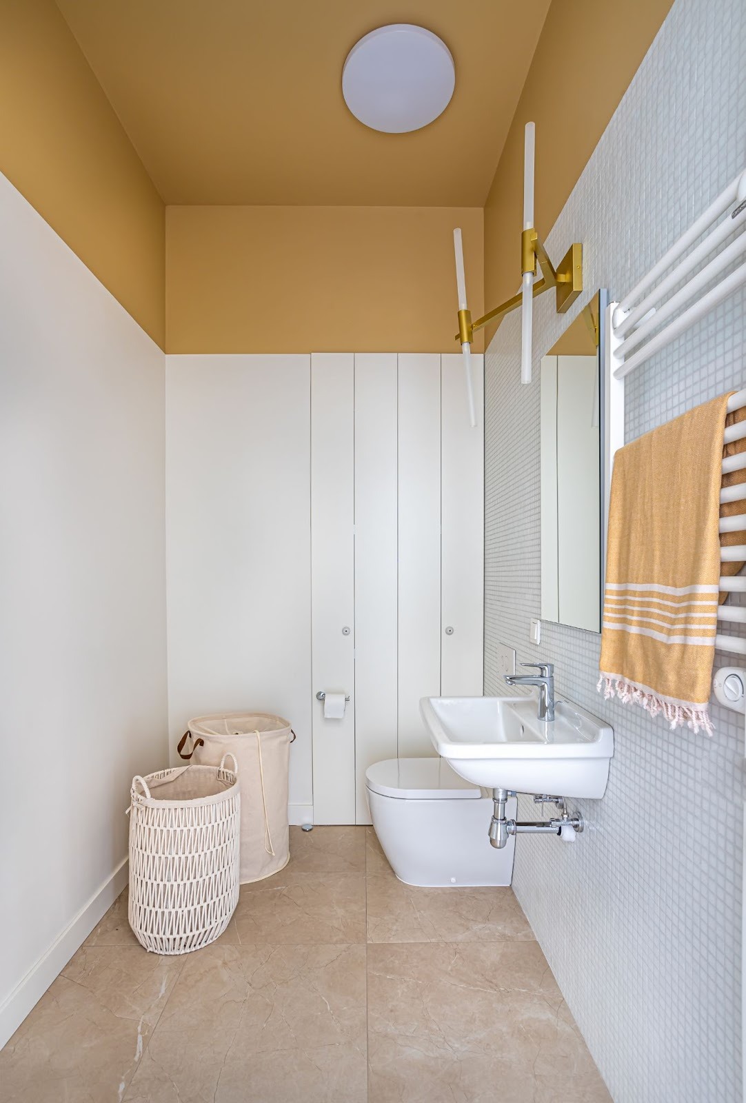 salle de bain avec un plafond trop haut, en rabattant la peinture sur les murs de cote ,il apparait plus bas
