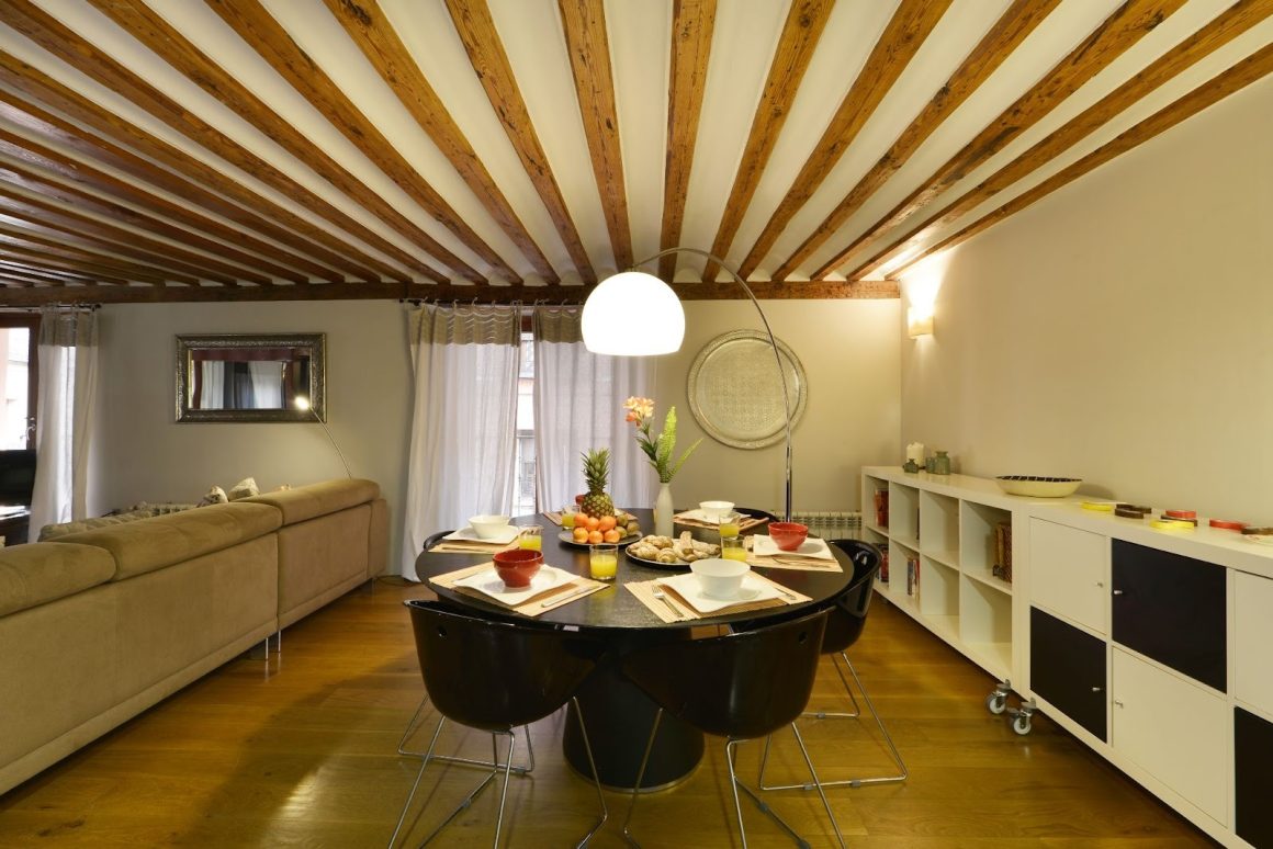 salle a manger avec un plafond en blanc et des rayures foncees pour donner de la profondeur et elargir la piece