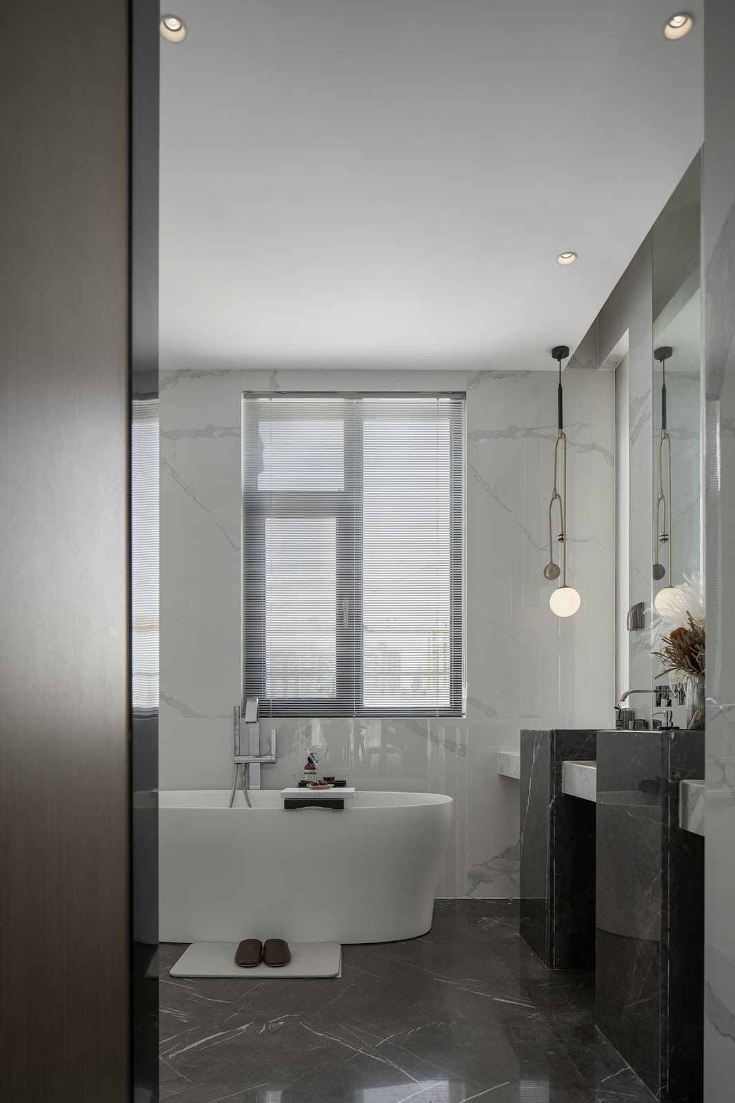 salle de bain tres tendance, aux tons gris claire et fonce, intemporelle