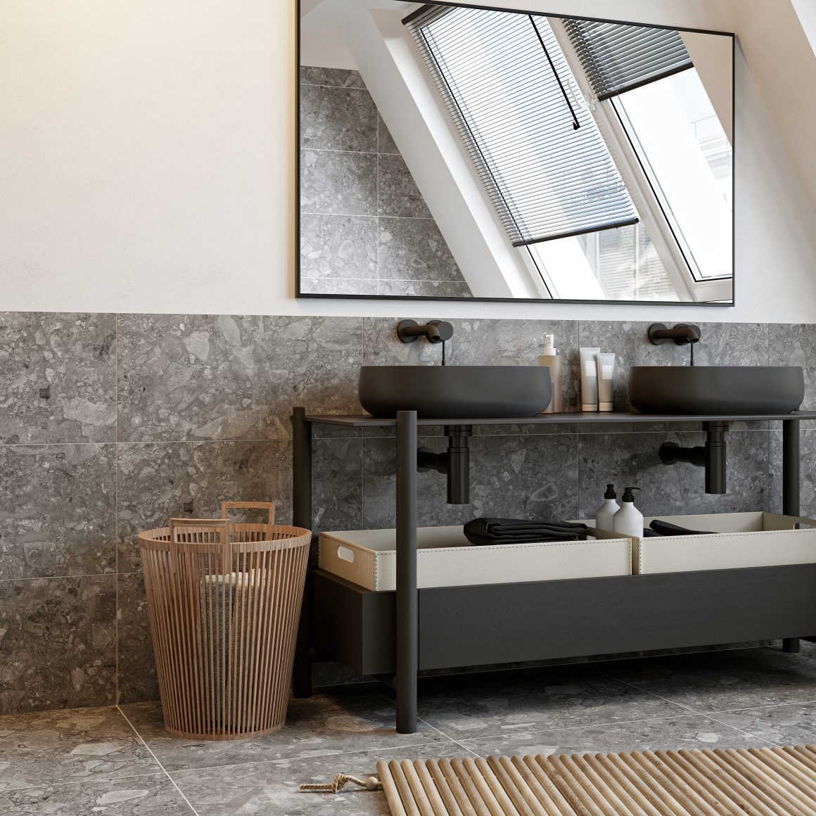 Salle de bain industrielle : double vasque noire, carrelage gris, miroir, rangement ouvert, panier en bois et tapis en lattes