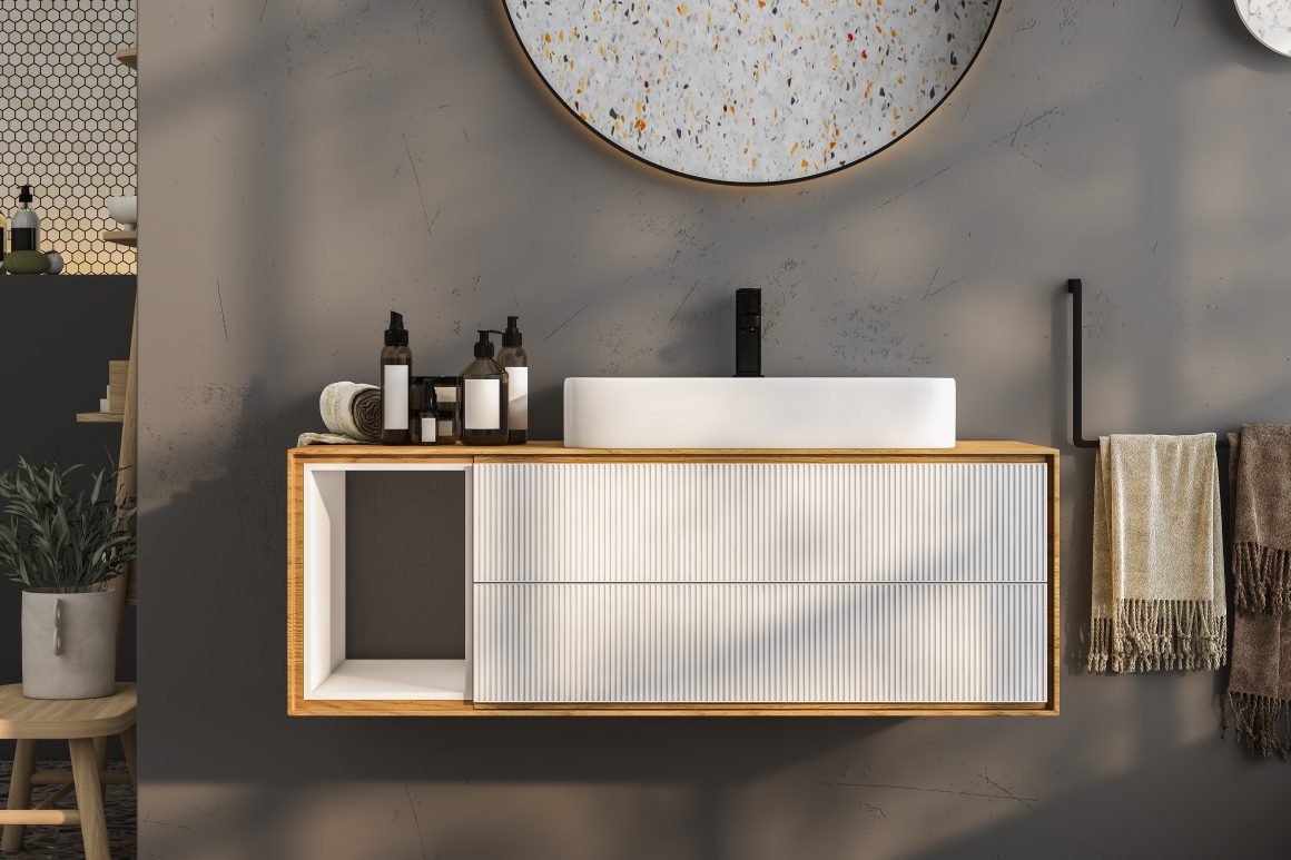 Meuble salle de bain tendance en bois clair avec tiroirs blancs rainurés, vasque rectangulaire blanche et miroir