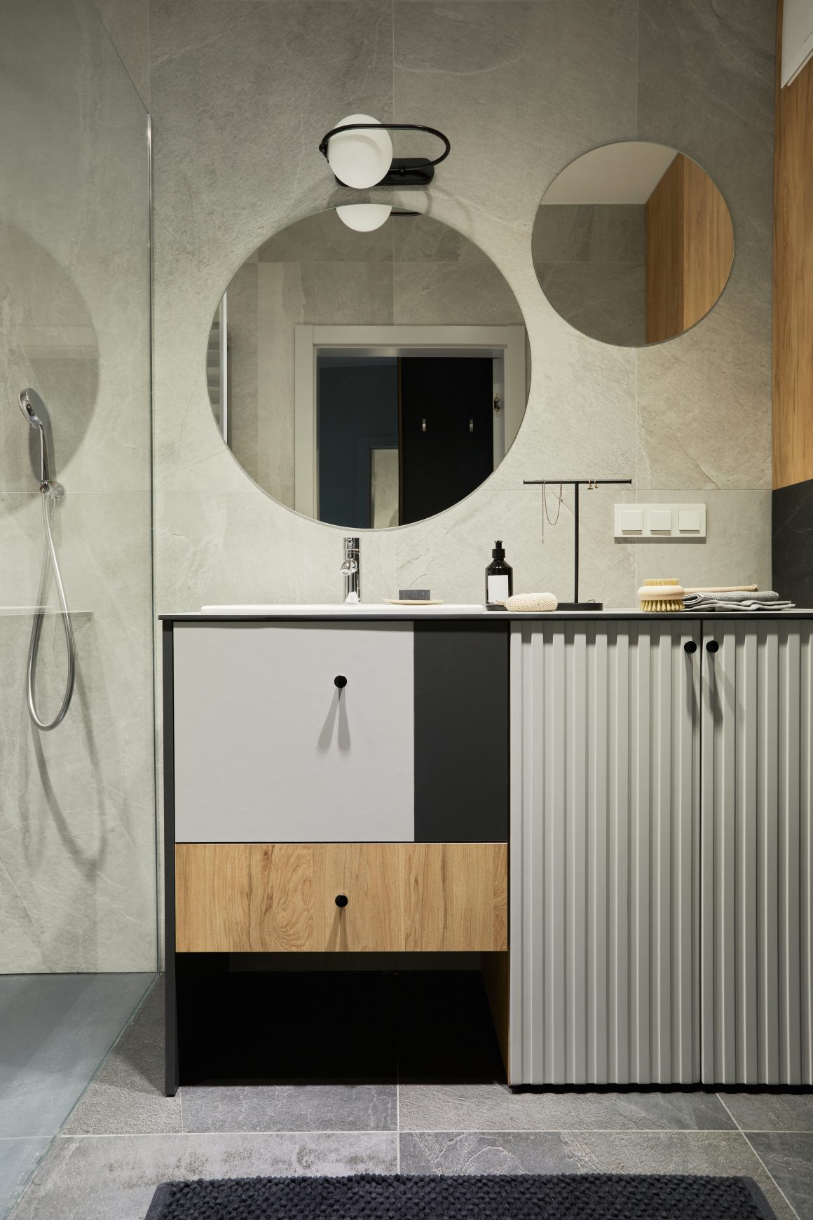 Meuble de salle de bain moderne incluant des étagères avec lignes géométriques et miroirs