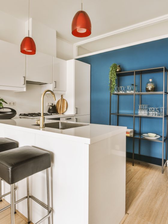 Triangle d'activité cuisine incluant évier dans un îlot avec robinet doré, plaque cuisson et rangement