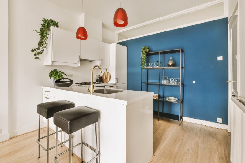 Triangle d'activité cuisine incluant évier dans un îlot avec robinet doré, plaque cuisson et rangement