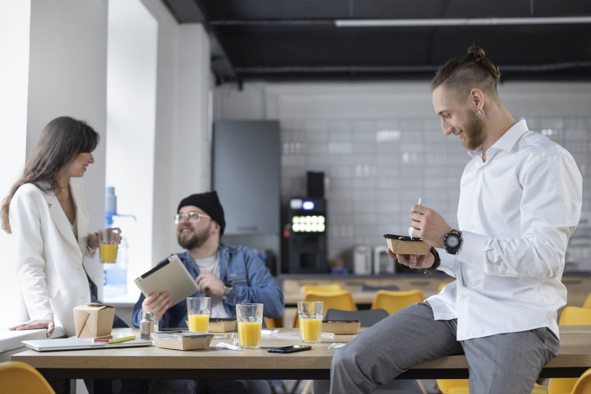 Trois collègues détendus dans une salle de repos d'une entreprise