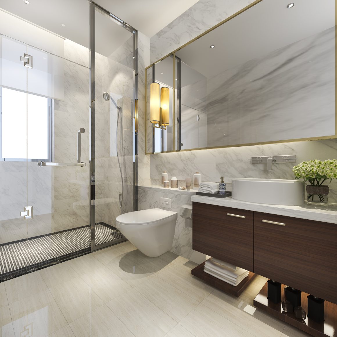 Douche vitrée avec murs en marbre, meuble en bois, lavabo et éclairage chaud