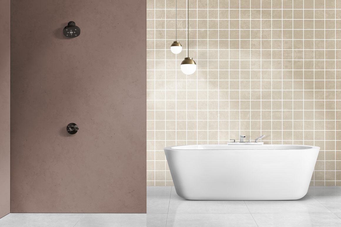 Baignoire blanche îlot avec mur carrelé beige à motifs quadrillés, suspensions et mur brun avec robinets
