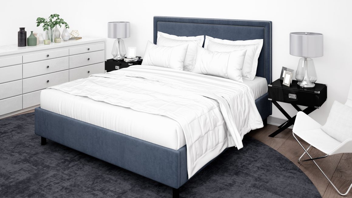 Lit bleu avec linge blanc, tapis rond sombre, commode blanche, lampes et chaise minimaliste