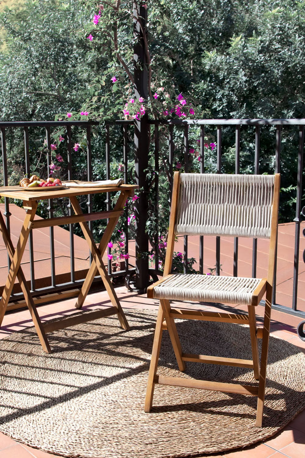 Balcon 5m2 aménagé avec table et chaise pliantes en bois