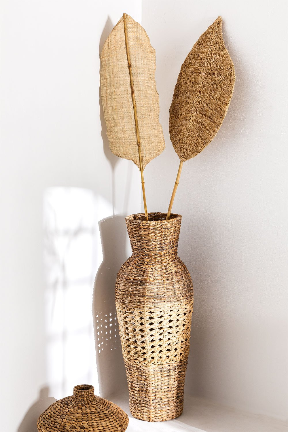 Vase en osier tressé avec feuilles décoratives séchées