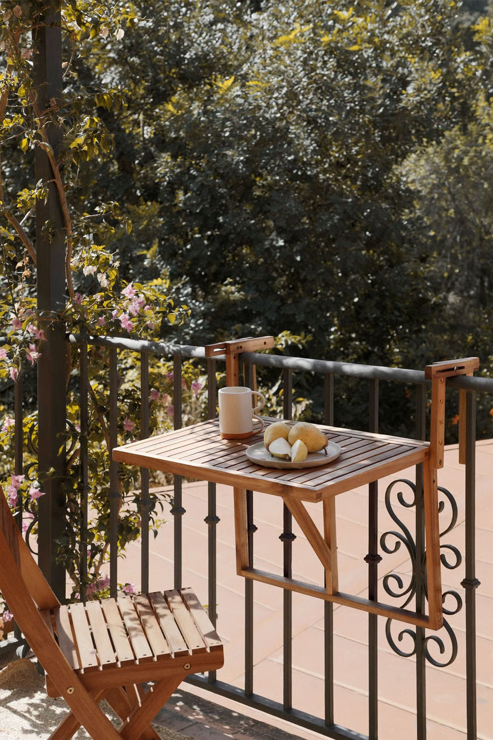 Table suspendue et pliante avec chaise dans un petit balcon