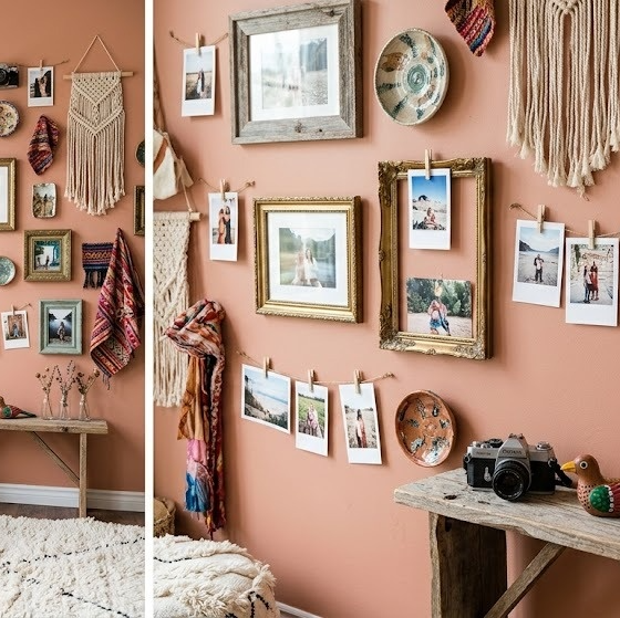 Coin bohème incluant pouf et mur décoré de cadres, photos suspendues avec macramés