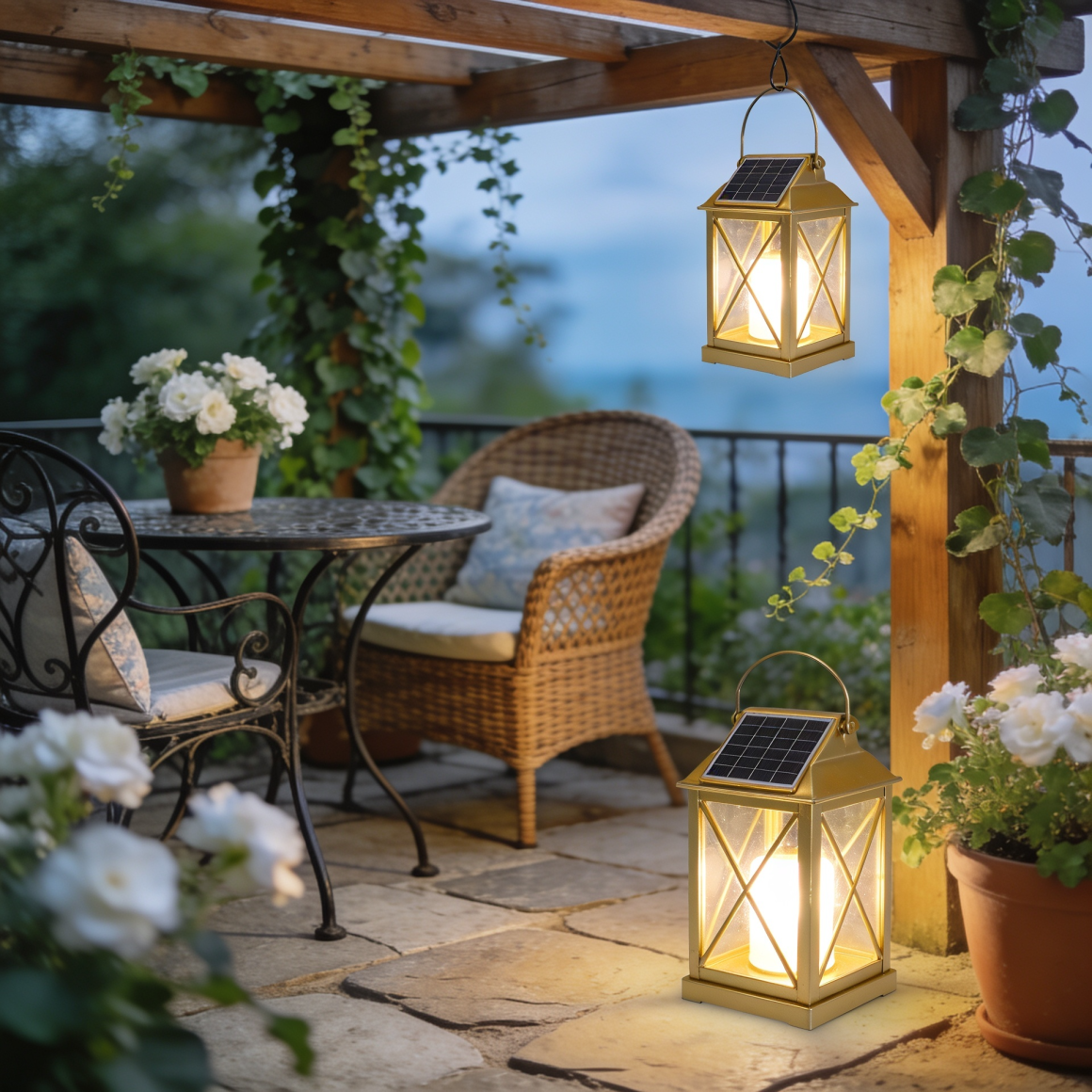 Terrasse incluant lanternes dorées, table ronde, fauteuil en rotin et roses blanches