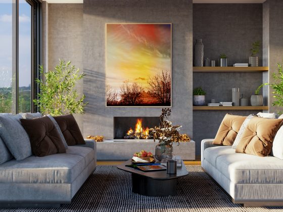 Salon moderne : deux canapés gris, plantes, cheminée, grandes baies vitrées avec déco toile murale