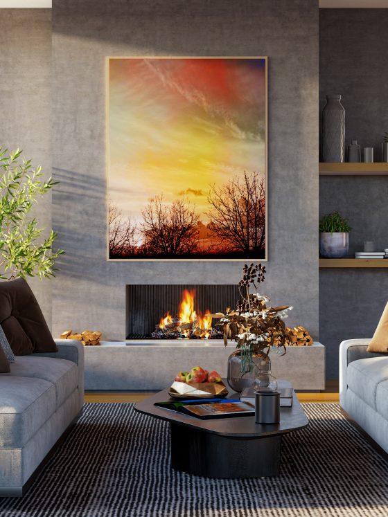 Salon moderne : deux canapés gris, plantes, cheminée, grandes baies vitrées avec déco toile murale