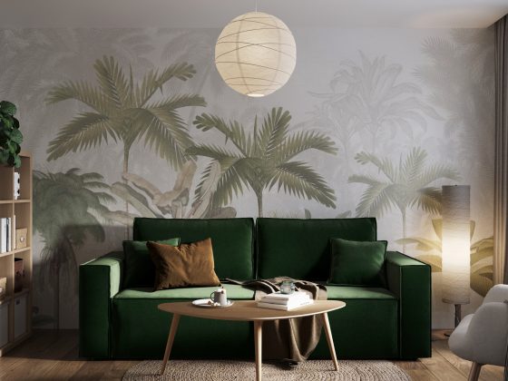 Habillage mur salon avec papier peint à motif tropical, canapé vert, table basse, étagères et lampe