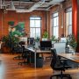 Idée aménagement bureau professionnel dans loft en briques avec plantes abondantes, rangées de bureaux et ordinateurs